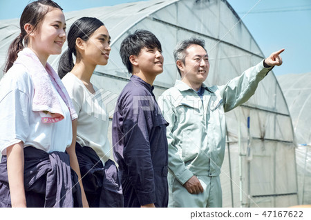 Man and woman farming house cultivation 47167622