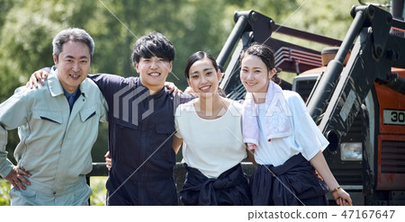 男人和女人農業拖拉機 47167647