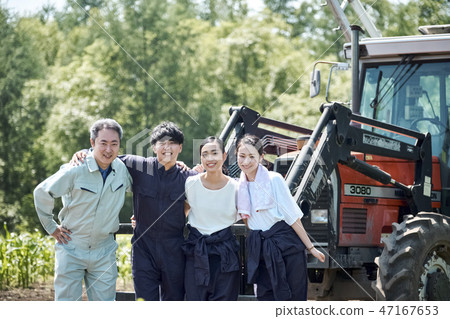 男人和女人農業拖拉機 男人和女人農業拖拉機 47167653
