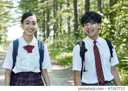 上學的高中學生夫婦 上學的高中學生夫婦 47167715