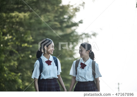 高中生上學 47167896