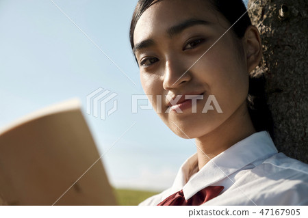 高中女孩畫象公園 47167905