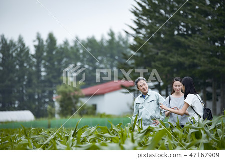 Women's farm tour 47167909
