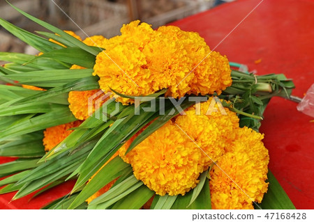 flowers garland in market 47168428