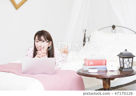 A woman on the bed A woman on the bed 47170126