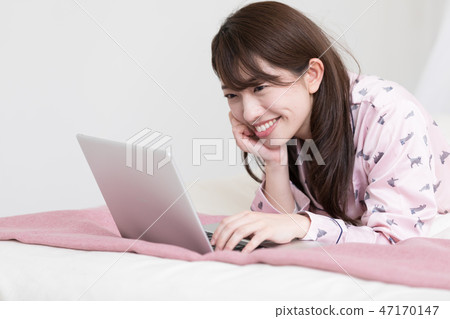 A woman on the bed 47170147
