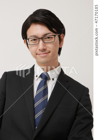 Young intelligent business man 47170185