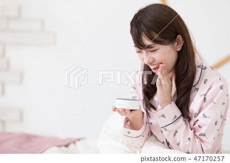 A woman on the bed 47170257