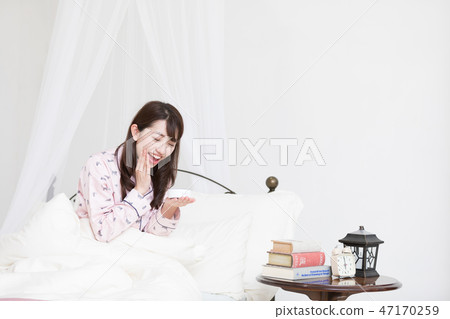 一個女人在床上 47170259