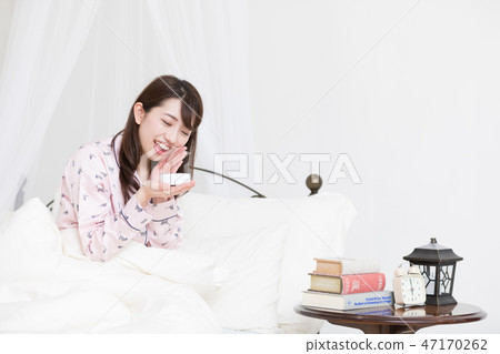 A woman on the bed 47170262