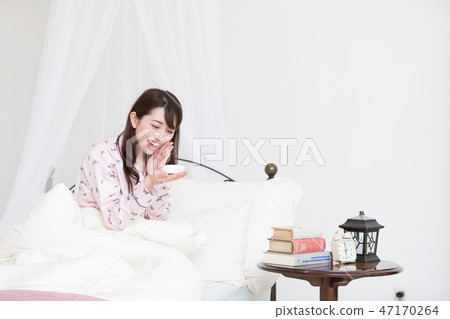 一個女人在床上 47170264