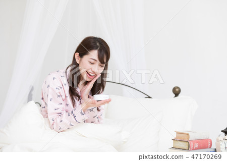 一個女人在床上 47170269