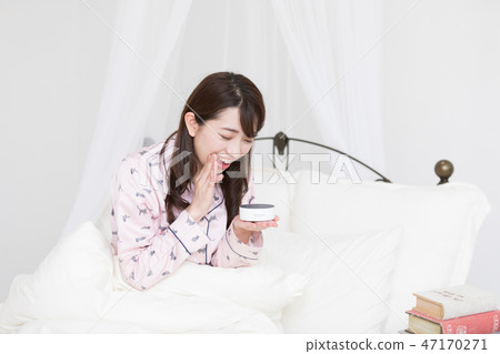 A woman on the bed 47170271