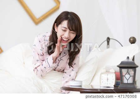 A woman on the bed 47170308