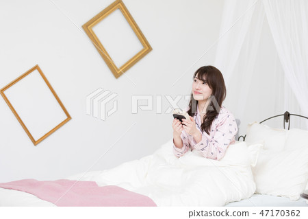 woman with watch 47170362