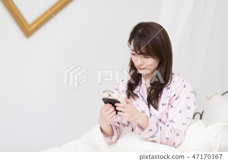 woman with watch 47170367