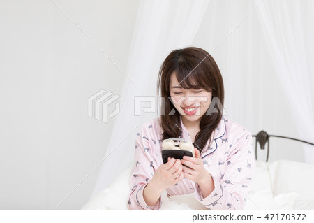 woman with watch 47170372