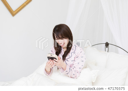 woman with watch 47170375