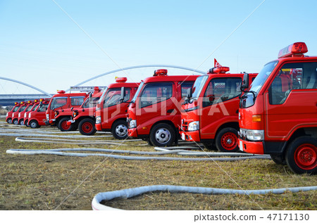 新年遊行中消防車排成一排 47171130