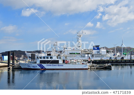 拍攝日本海岸警衛隊的巡邏船的風景,北海道室蘭的室蘭港兩側 拍攝日本海岸警衛隊的巡邏船的風景,北海道室蘭的室蘭港兩側 47171839