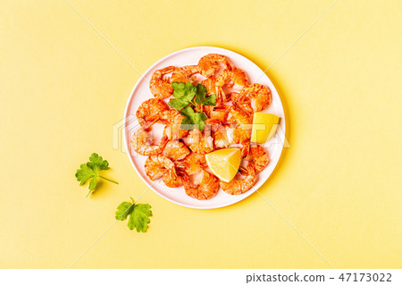Grilled shrimps with lemon parsley and garlic Grilled shrimps with lemon parsley and garlic 47173022