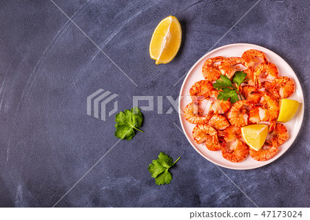 Grilled shrimps with lemon parsley and garlic Grilled shrimps with lemon parsley and garlic 47173024