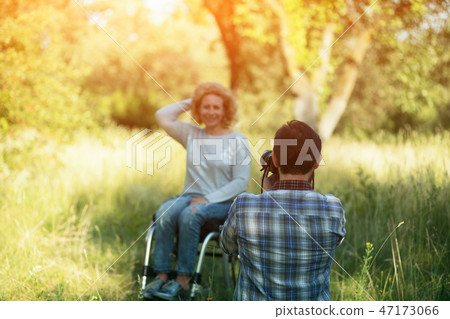 Professianl photographer takes photo of woman in wheelchair 47173066