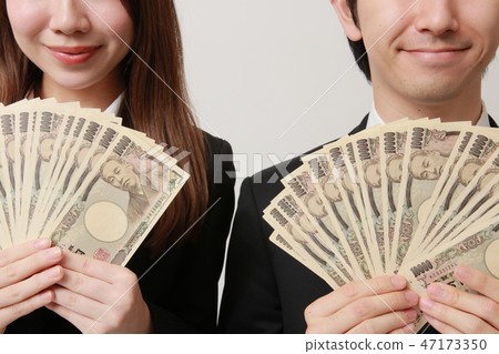 Person who substitutes wadbuns for fan or fan 47173350