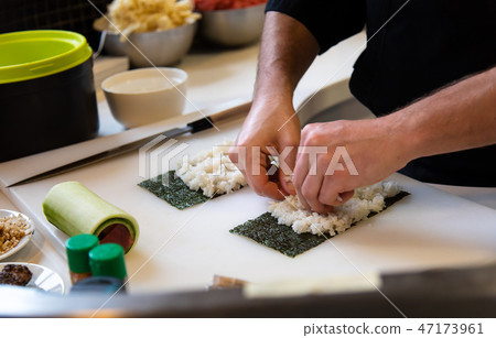 Chef making sushi in the bar 47173961