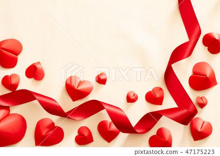紅色心臟和絲帶的愛戀的圖像 47175223