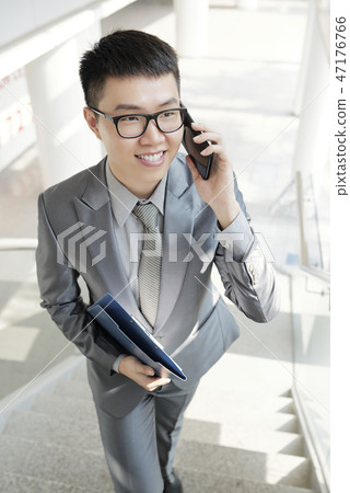 Cheerful businessman 47176766