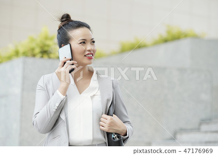 Young business lady talking on phone 47176969