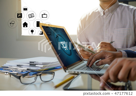 Business people use Technology E-commerce Business people use Technology E-commerce 47177612