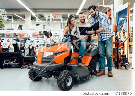 Salesman is showing couple of clients new cleaning 47178070