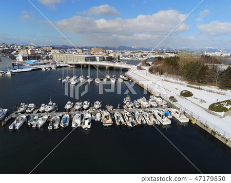 在冬天拍攝北海道函館市的綠島遊艇港口的風景 47179850