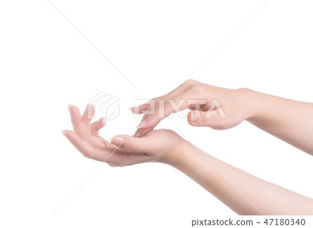 女人的手塗抹牛奶霜治療護送白色背景 女人的手塗抹牛奶霜治療護送白色背景 47180340