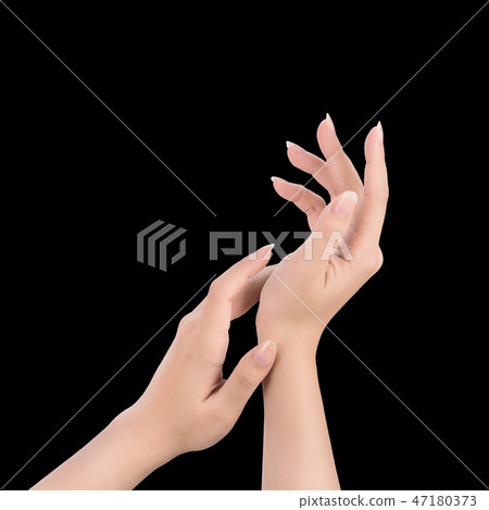 女手塗抹牛奶霜治療黑皮膚黑色背景 女手塗抹牛奶霜治療黑皮膚黑色背景 47180373