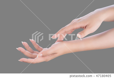 女人的手塗抹牛奶霜治療灰色皮膚灰色背景 女人的手塗抹牛奶霜治療灰色皮膚灰色背景 47180405