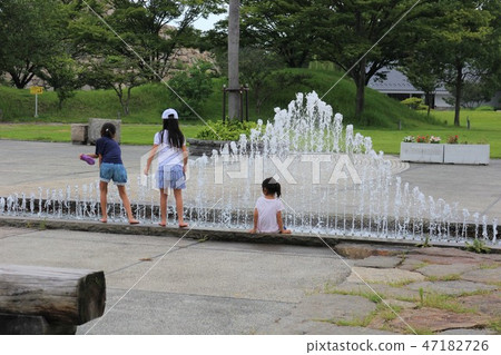 Fountain play 47182726
