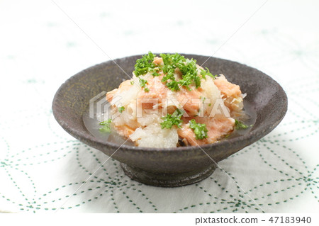 鮭魚罐頭,鮭魚罐頭和蘿蔔絲 鮭魚罐頭,鮭魚罐頭和蘿蔔絲 47183940