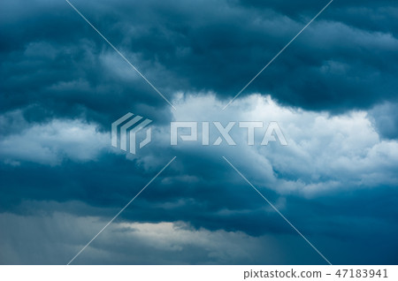 Deep sky with dark blue coulds before thunder Deep sky with dark blue coulds before thunder 47183941