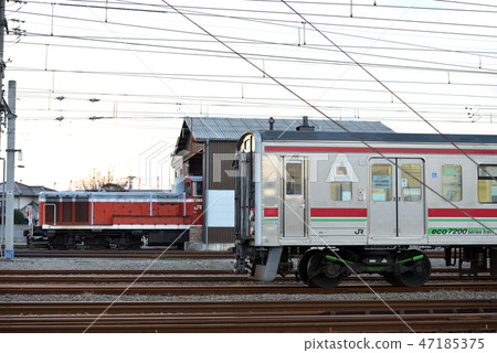 Takamatsu driving district DE10 and JR Shikoku 7200 series (original 121 series) trains Takamatsu driving district DE10 and JR Shikoku 7200 series (original 121 series) trains 47185375