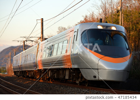 JR Shikoku 8000 series special hurry 3 cars both running along the Yosen line 47185434