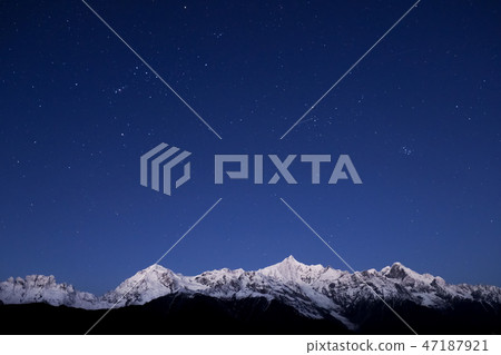 Yunnan, China, Tokuan in the early morning Umeri Snow Mountain and the starry sky / stars and Mt. Meili at dawn 47187921