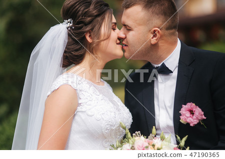 Portrait of handsome groom and charming bride. Romantic atmophere on the wedding 47190365