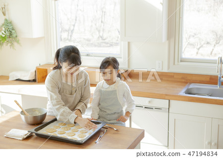 Making sweets with parents and children 47194834