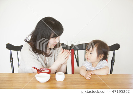 Child eating baby food 47195262