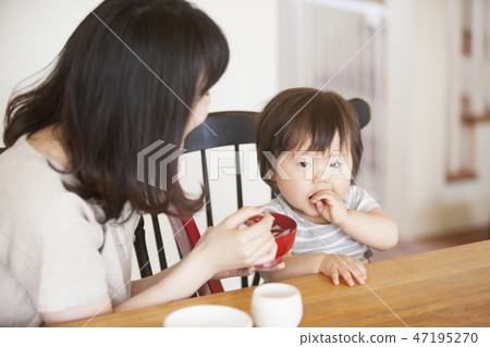 Child eating baby food 47195270
