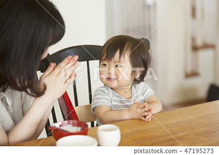 孩子吃嬰兒食品 47195273