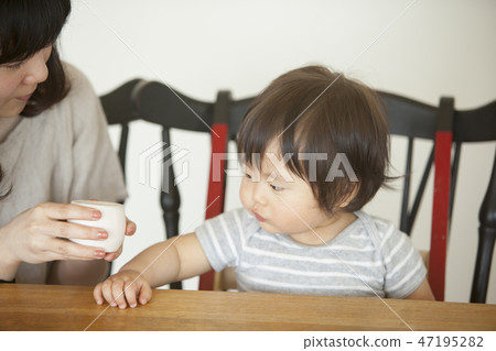 孩子吃嬰兒食品 47195282